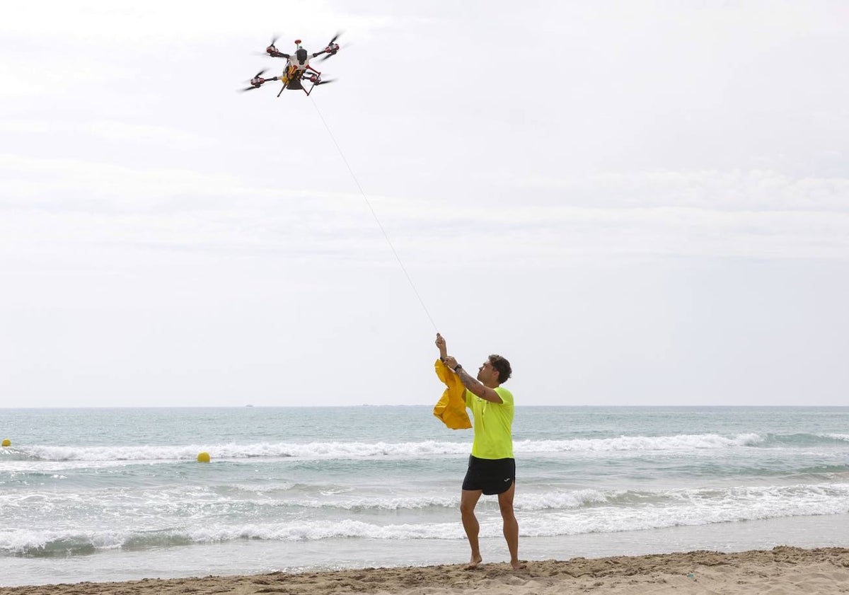 Imagen principal - El socorrista valenciano que ha inventado el dron salvavidas