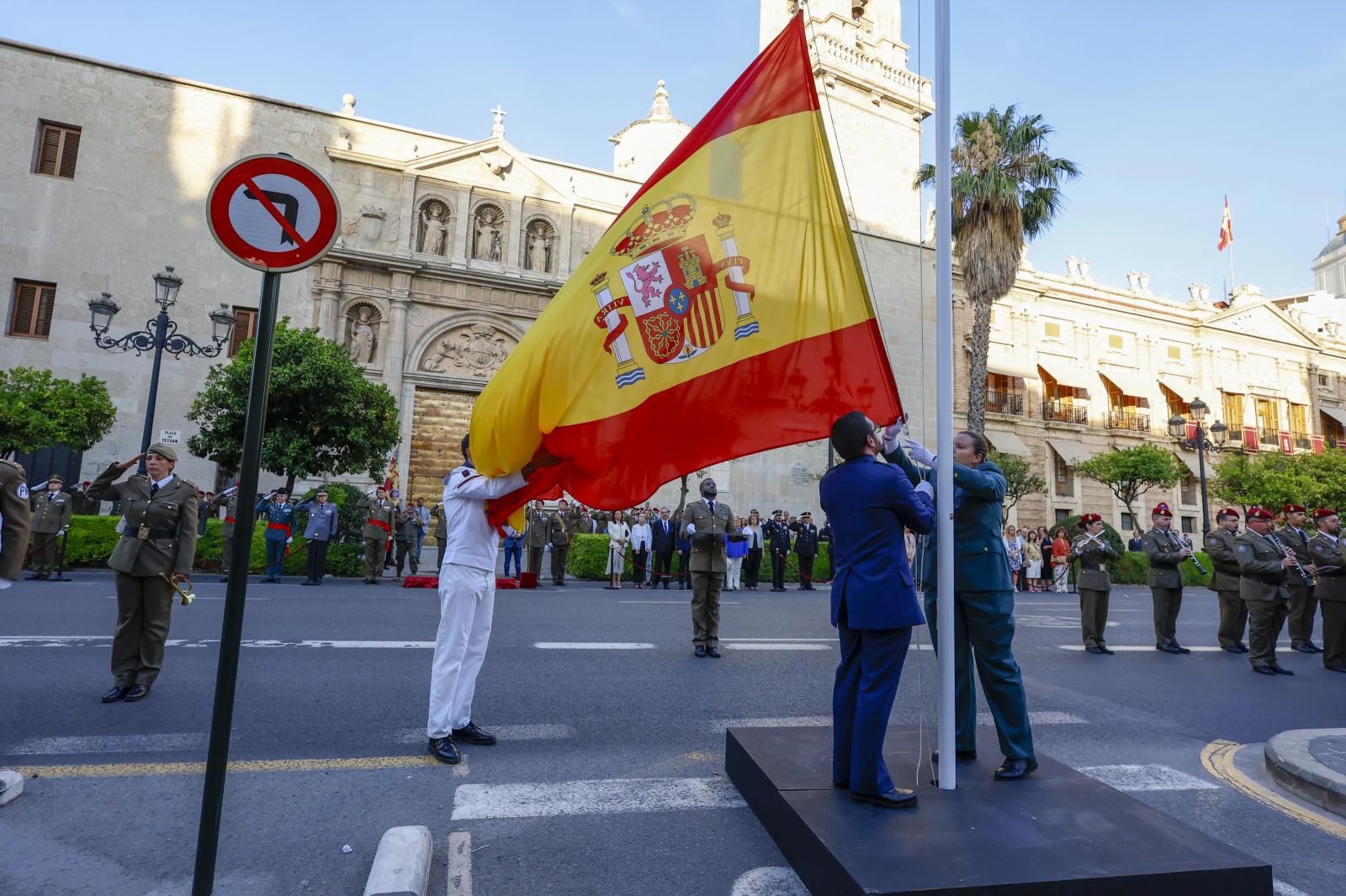 Solemne arriada de bandera en Valencia por el décimo aniversario de la proclamación de Felipe IV como Rey