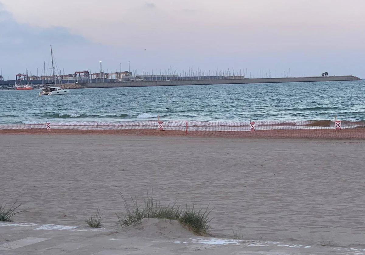 La playa de Pinedo en la que encalló el yate, acordonada dos semanas después