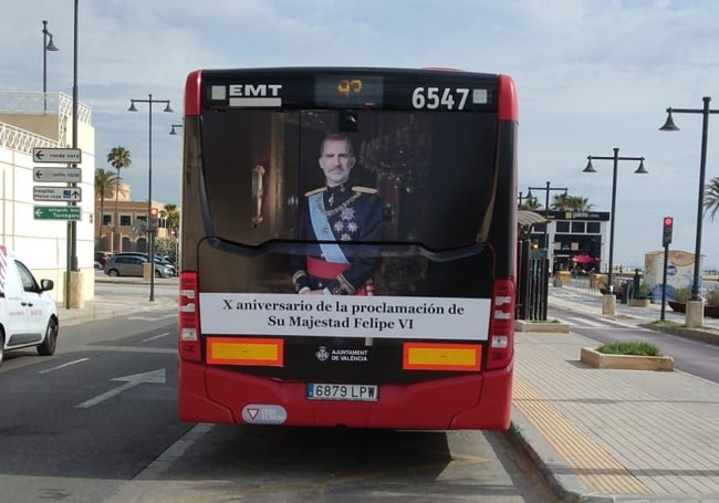 Autobús de la EMT con cartelería de Felipe VI.