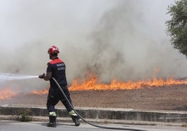 Un bombero durante las labores de extinción del incendio.