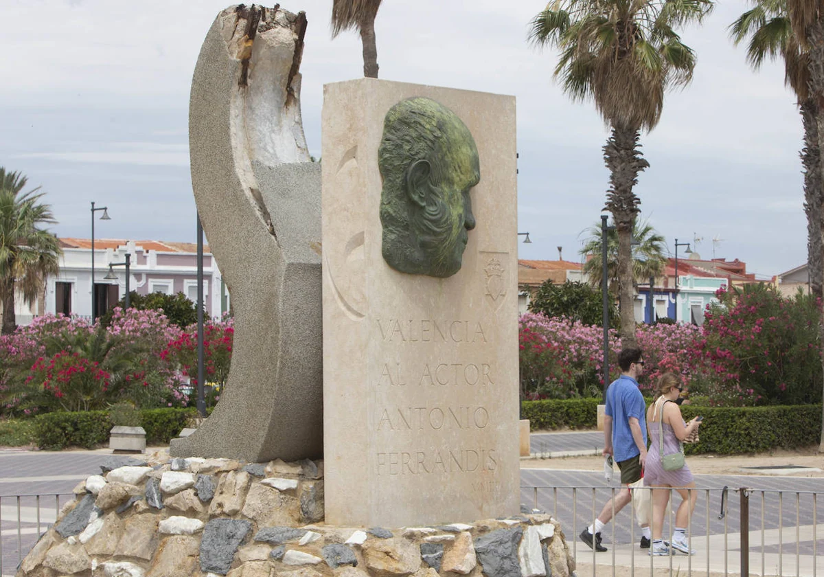 La escultura de Antonio Ferrandis, once meses a la espera de reparación