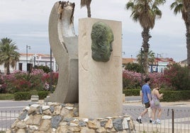 Aspecto que ofrece la escultura en honor a Antonio Ferrandis en la Malvarrosa.