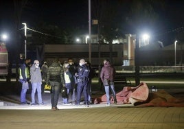 Policías, junto a hinchable siniestrado que segó la vida de Vera y Cayetana,