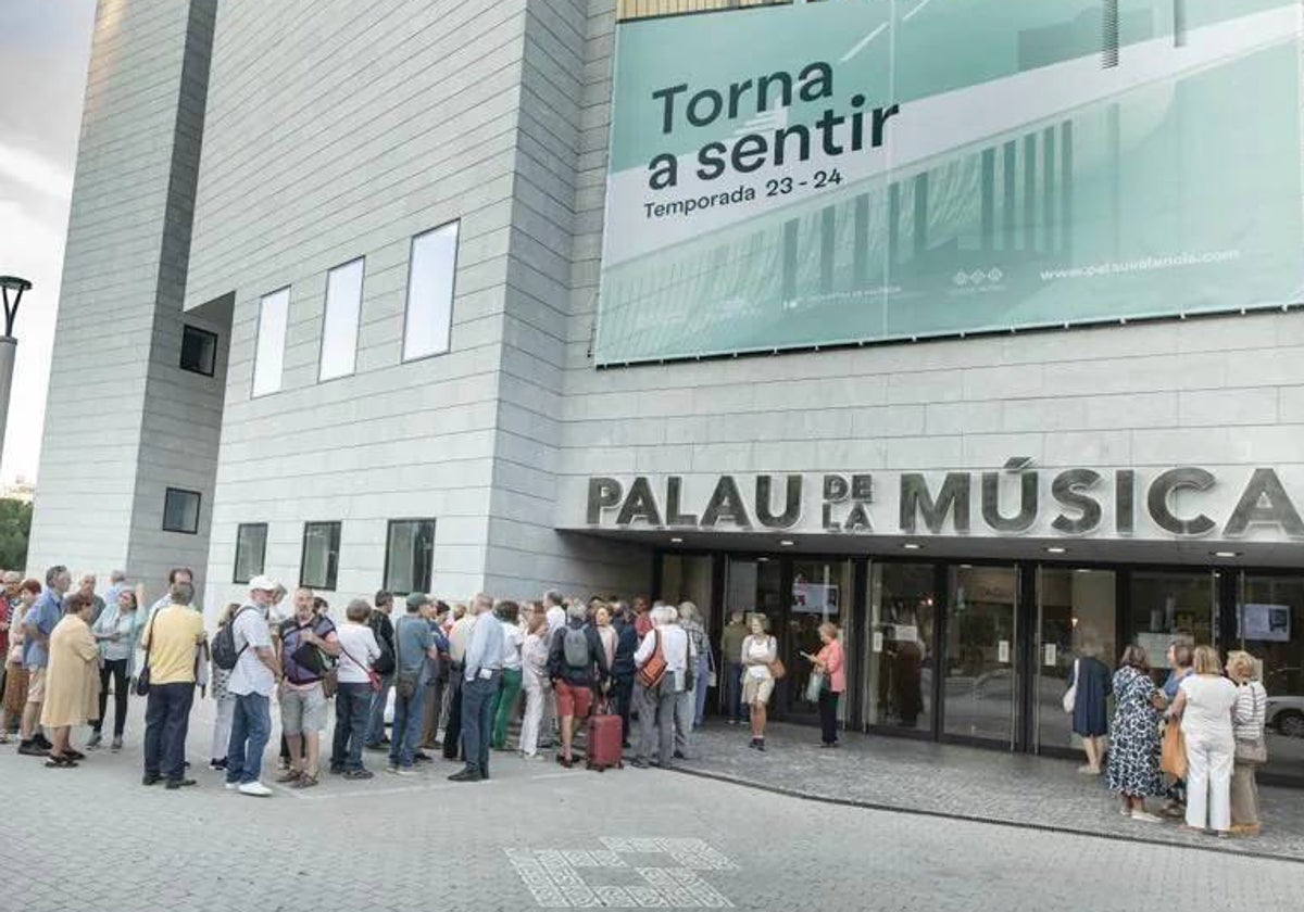 Cola de público en la reapertura del Palau en octubre de 2023.