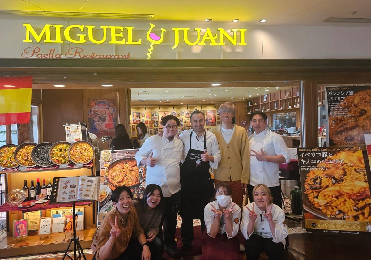 Imagen principal - Paco Rodríguez en uno de los restaurantes Miguel y Juani en Japón. Paco, junto a su madre Juani. Paco y Pedro Rodríguez con su padre Miguel.