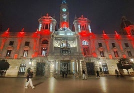 El Ayuntamiento de Valencia, iluminado de rojo. Imagen de archivo.