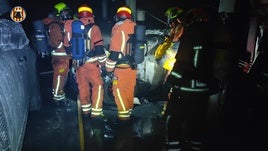 Los efectivos de bomberos, en la extinción del incendio del concesionario.