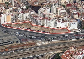 Los terrenos frente a la estación en los que subastan tres parcelas, delimitados en color azul.