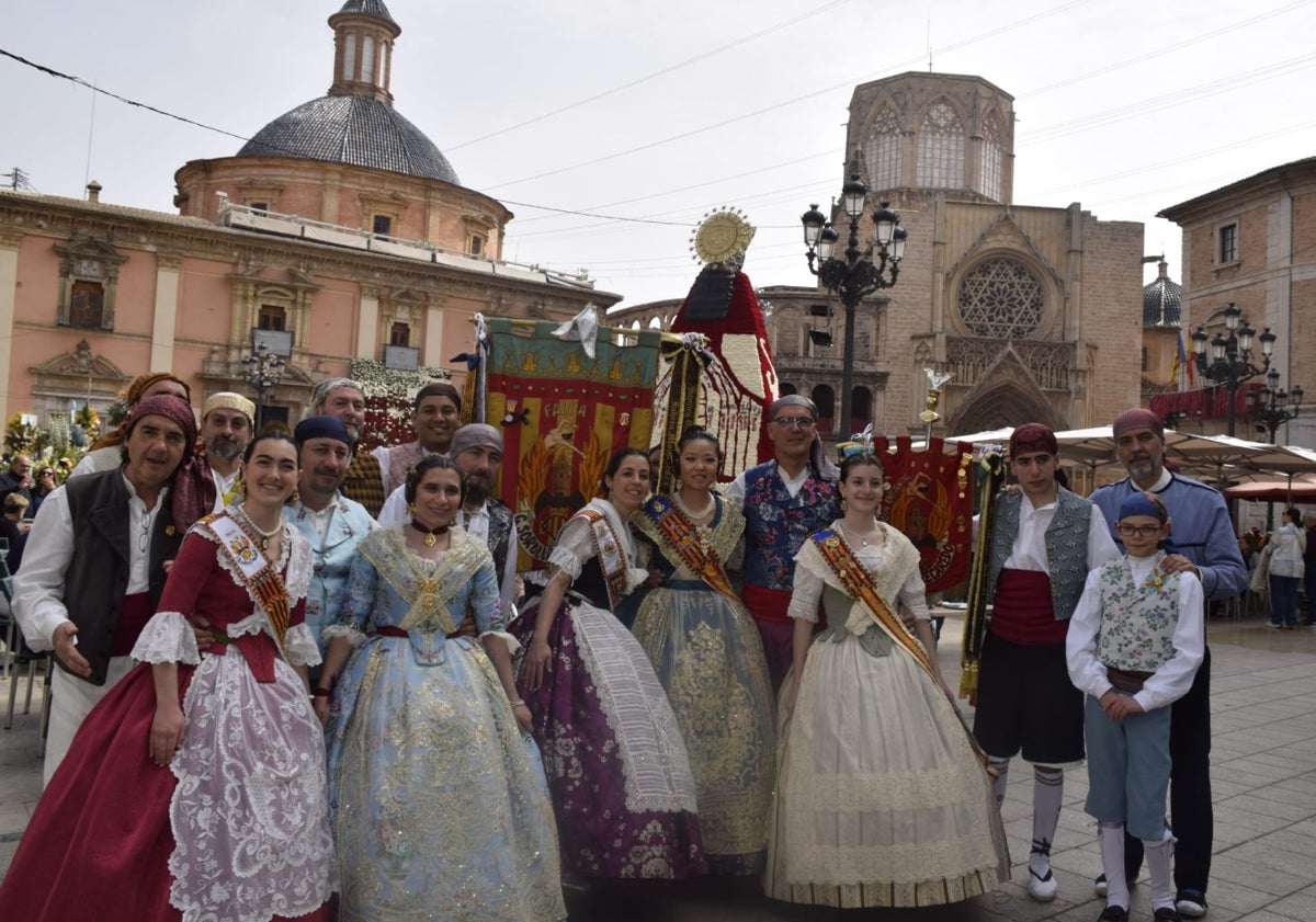 Imagen principal - Comisión Guillem Sorolla-recaredo, en la plaza de la Virgen, en el casal y en una actuación teatral.