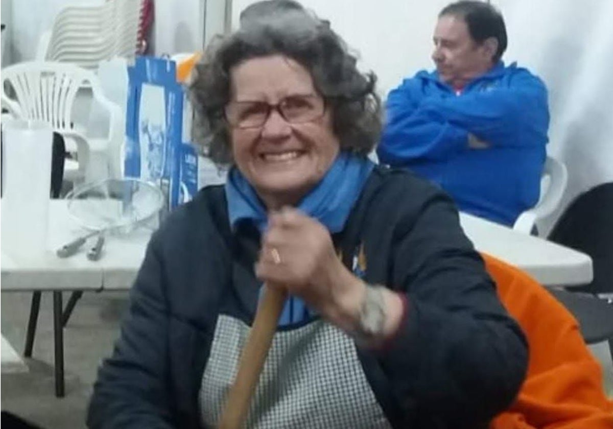 Francisca Climent Pérez, 'Paquita' para los amigos, con el cucharón con el que preparaba la xocolatà fallera cada 19 de marzo.