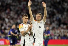 Kroos y Muller, tras ganar a Escocia.