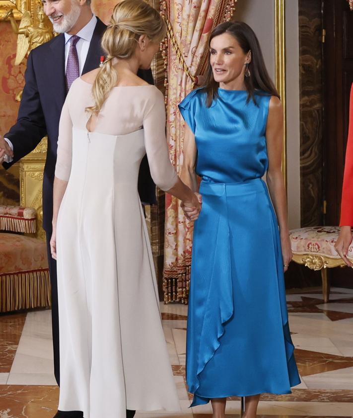 Imagen secundaria 2 - La Reina Letizia deslumbra con un look reciclado de una firma sostenible española