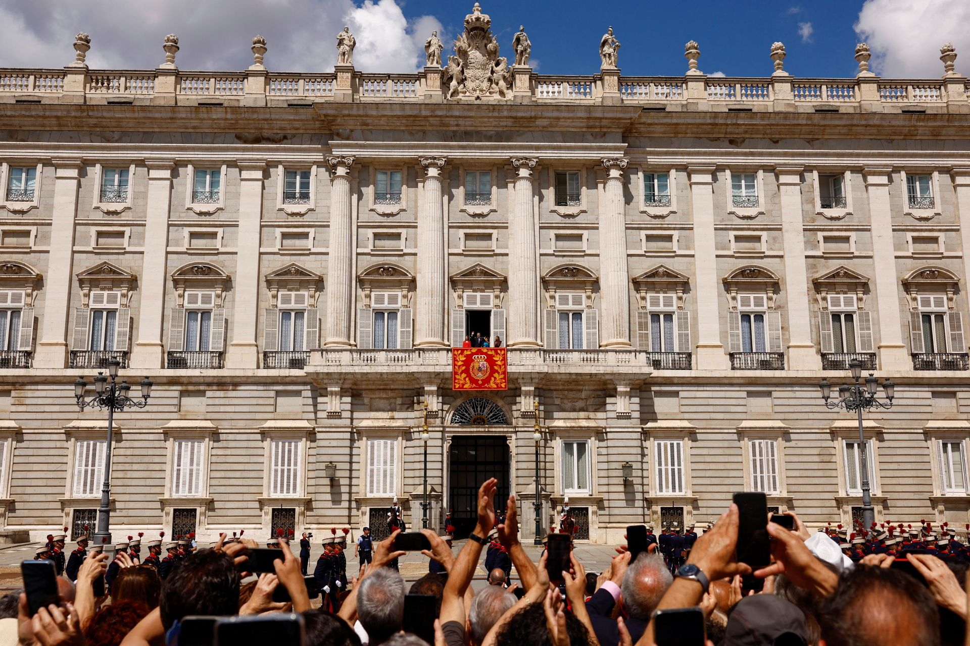 El saludo de la Familia Real desde el balcón del Palacio Real