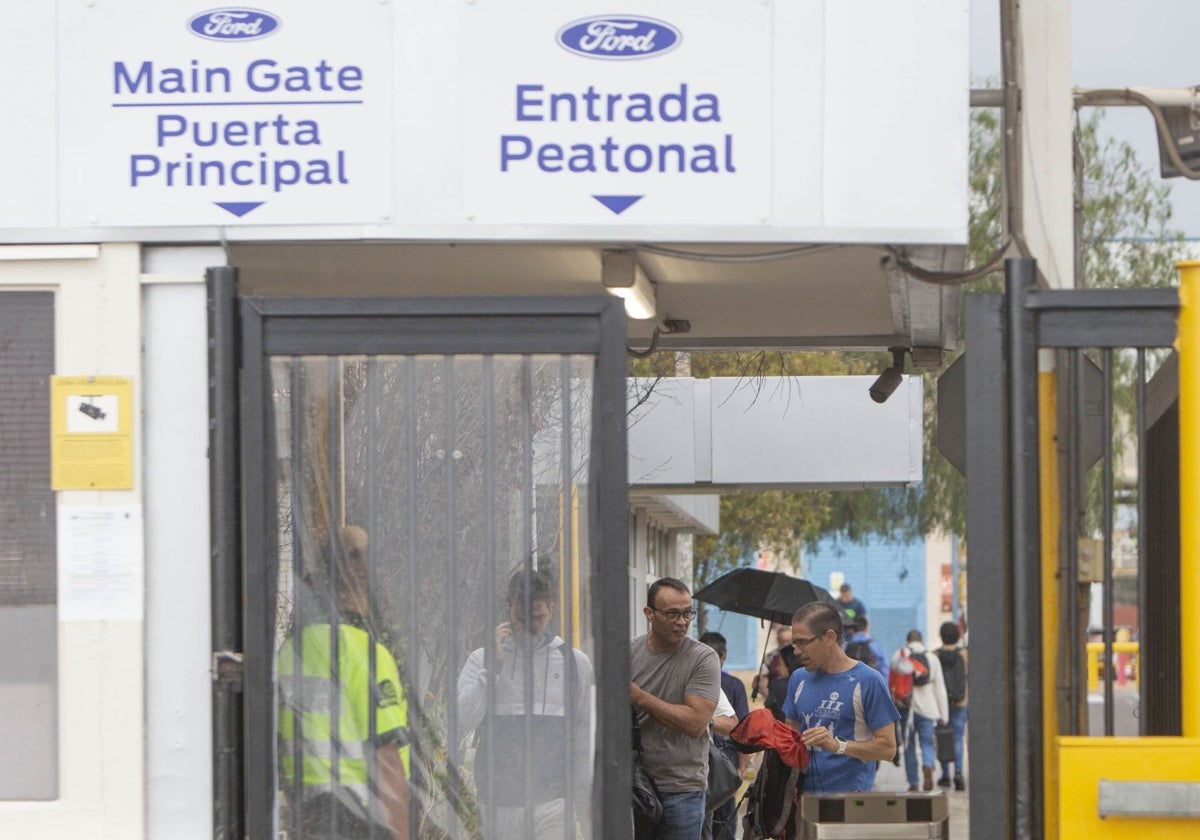 Un grupo de trabajadores sale de la fábrica de Ford en Almussafes.