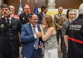 El conserje del edificio de Campanar junto a la delegada de Gobierno Pilar Bernabé.