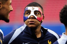 Kylian Mbappé con su nueva mascara protectora.