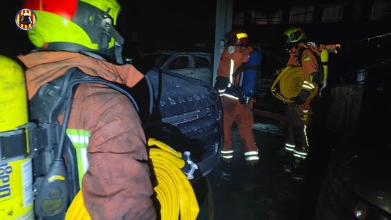 Bomberos, durante la extinción del incendio ocurrido