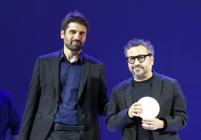 El director de Cinema Jove, Carlos Madrid, con el realizador mexicano Alonso Ruizpalacios, Premio Luna de Valencia de esta edición.