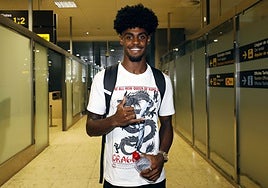 Thierry durante su llegada al club.