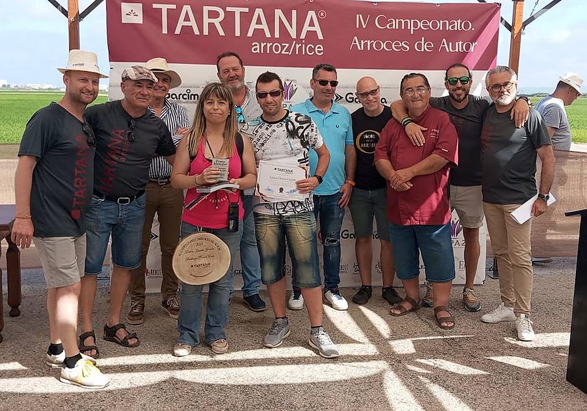 Imagen principal - Arriba, los ganadores de esta tercera edición. A la izquierda, el jurado probando uno de los arroces. Este año se tenía en cuenta, además, el emplatado. A la derecha, uno de los concursantes, terminando su elaboración.