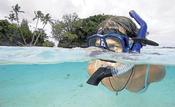 Imagen de archivo de una chica practicando buceo.