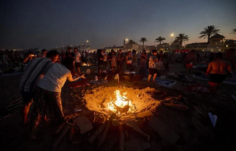 Noche de San Juan en las playas de Valencia: ¿A qué hora reparten la leña?