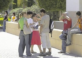 Un grupo de jóvenes en la Universidad de Alicante, en una imagen de archivo.