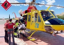 La mujer a la llegada a Sant Vicent para ser trasladada al hospital.