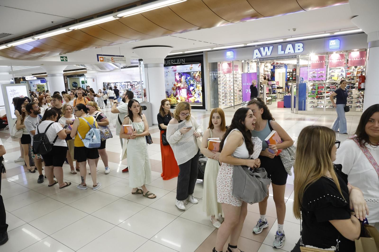 Elísabet Benavent firma libros en Valencia