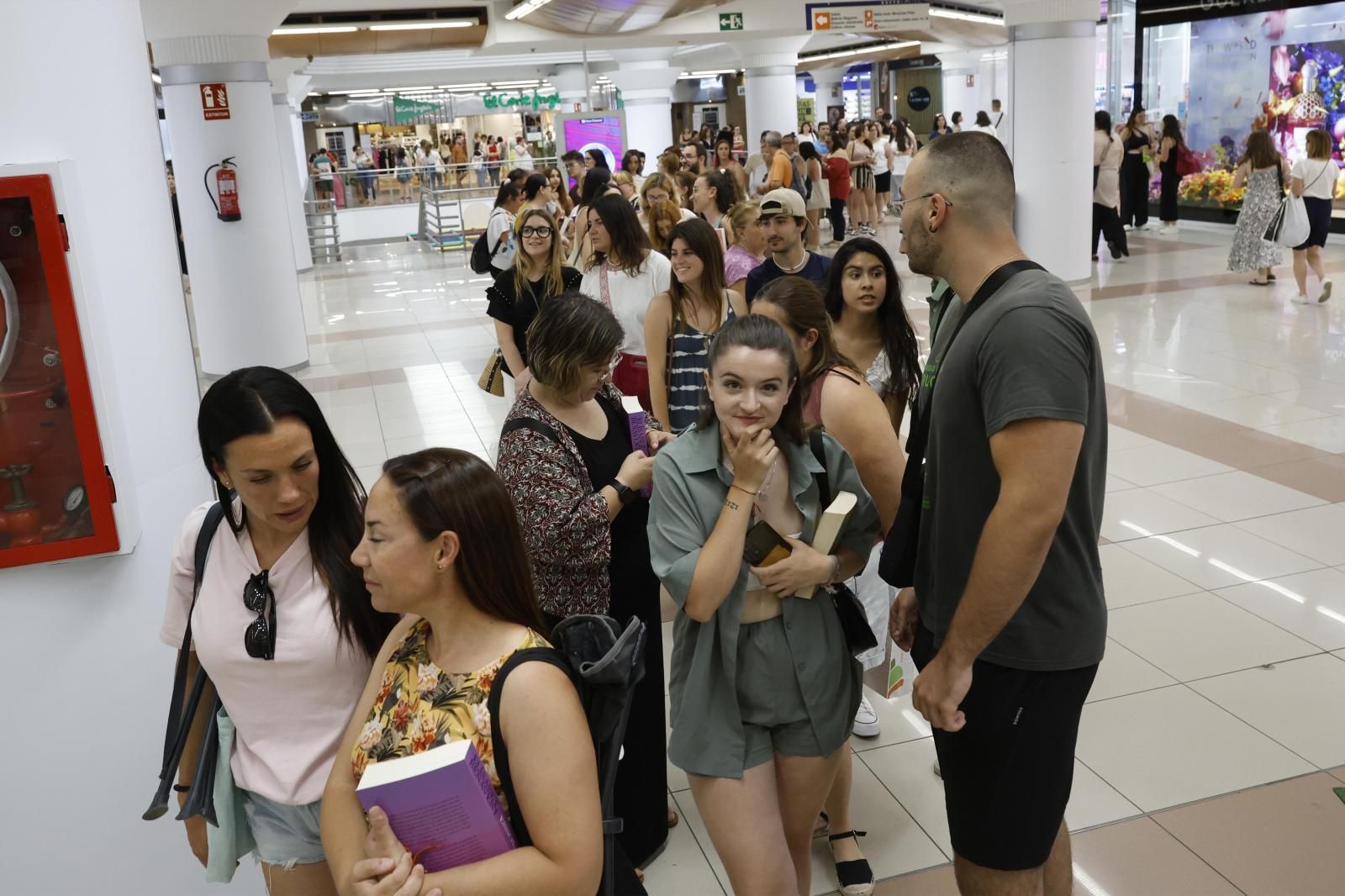 Elísabet Benavent firma libros en Valencia