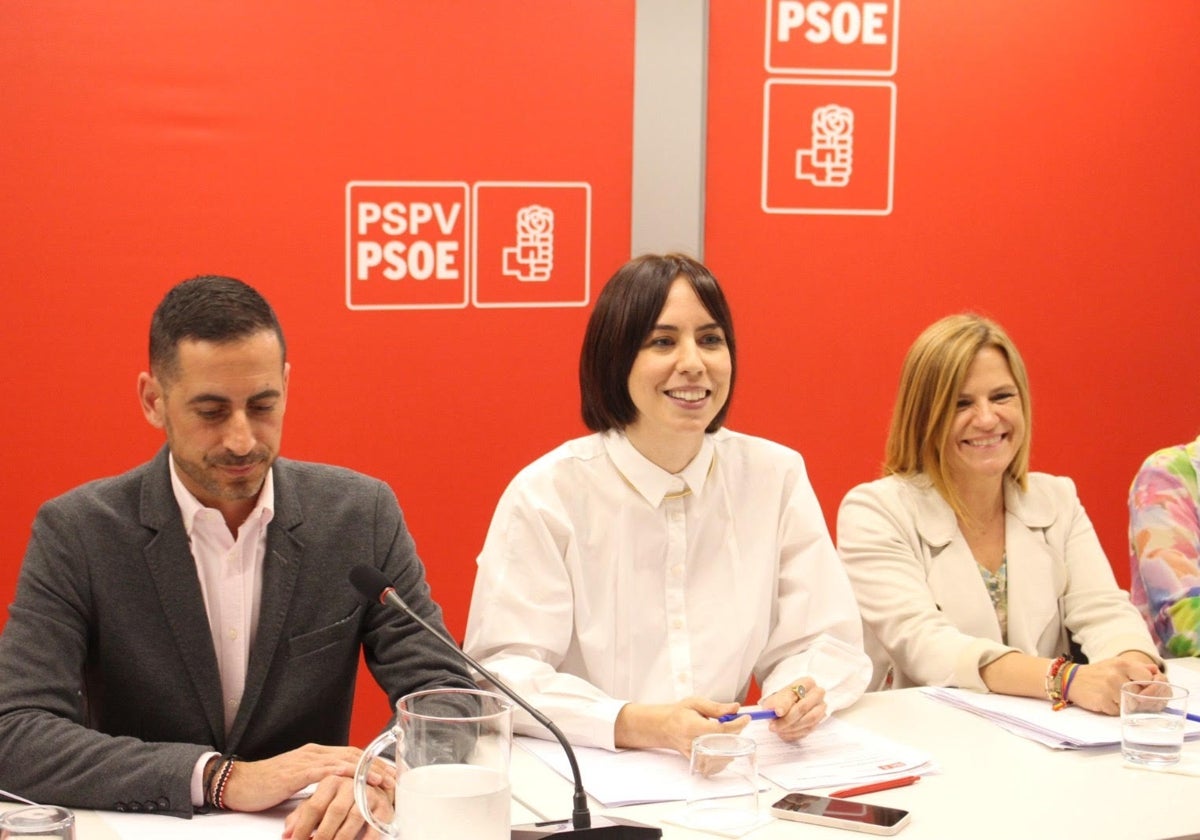 Bielsa, junto a Morant, durante una reunión del partido.