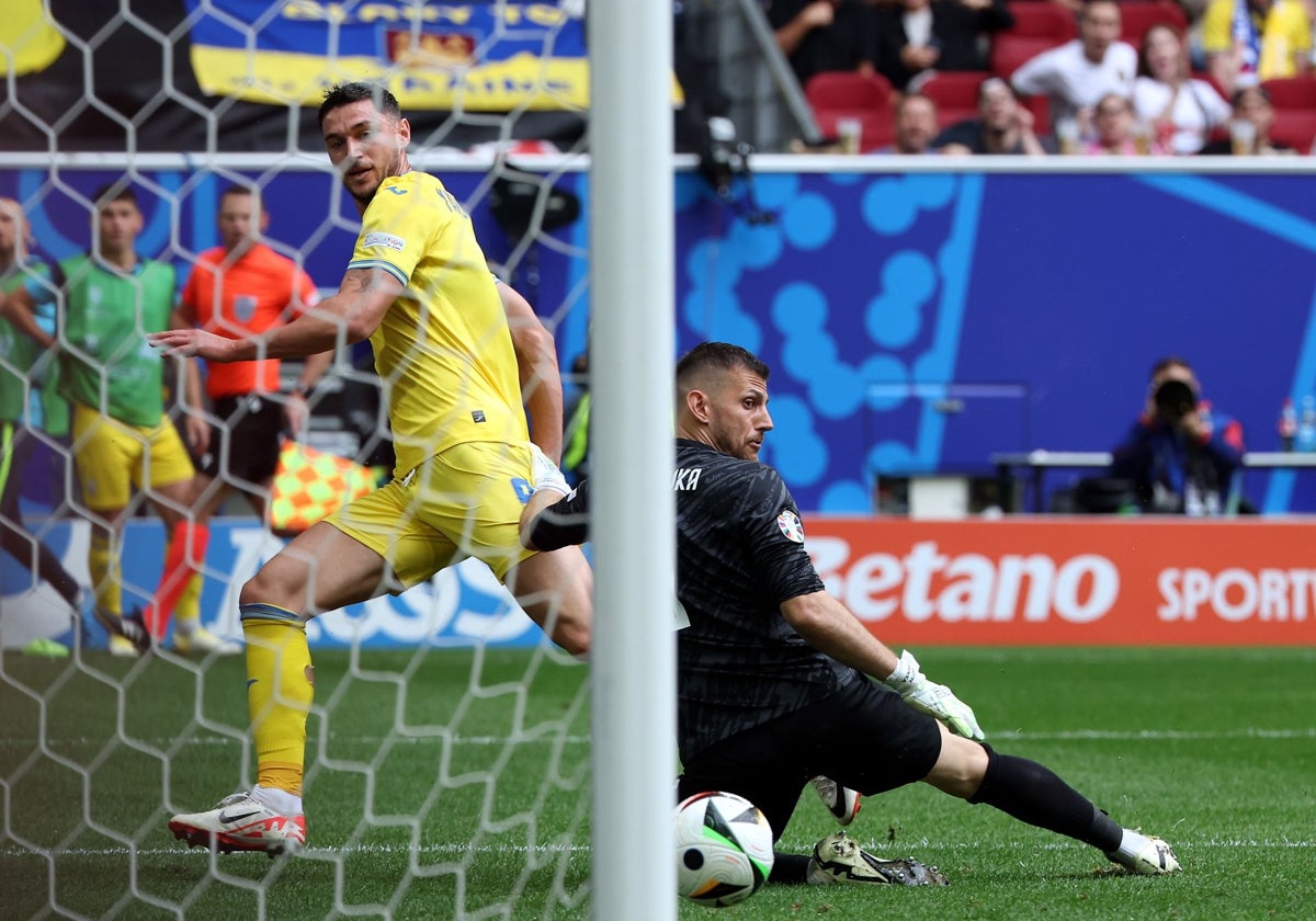 Roman Yaremchuk en su gol a Eslovaquia.