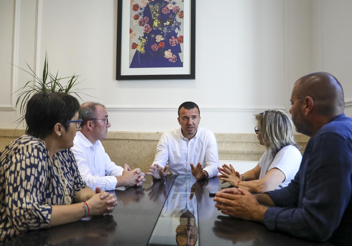 Reunión de la Diputación con el alcalde de Càrcer.