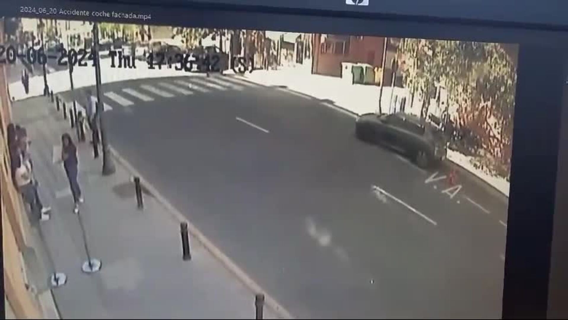 Una mujer estrella su coche contra la comisaría de Zapadores