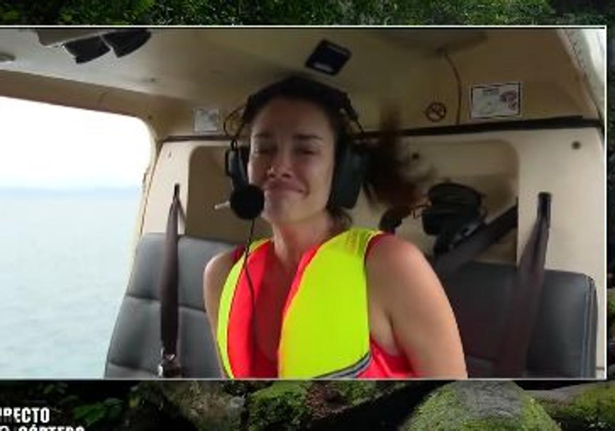 Adara en el helicóptero antes de abandonar.