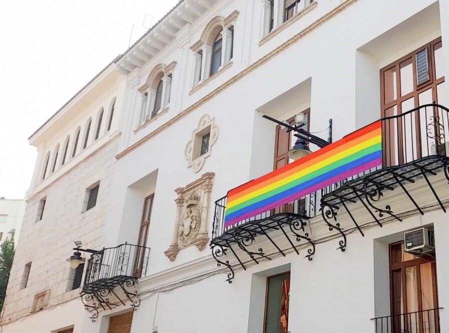 Bandera multicolor en el edificio municipal de Ontinyent.