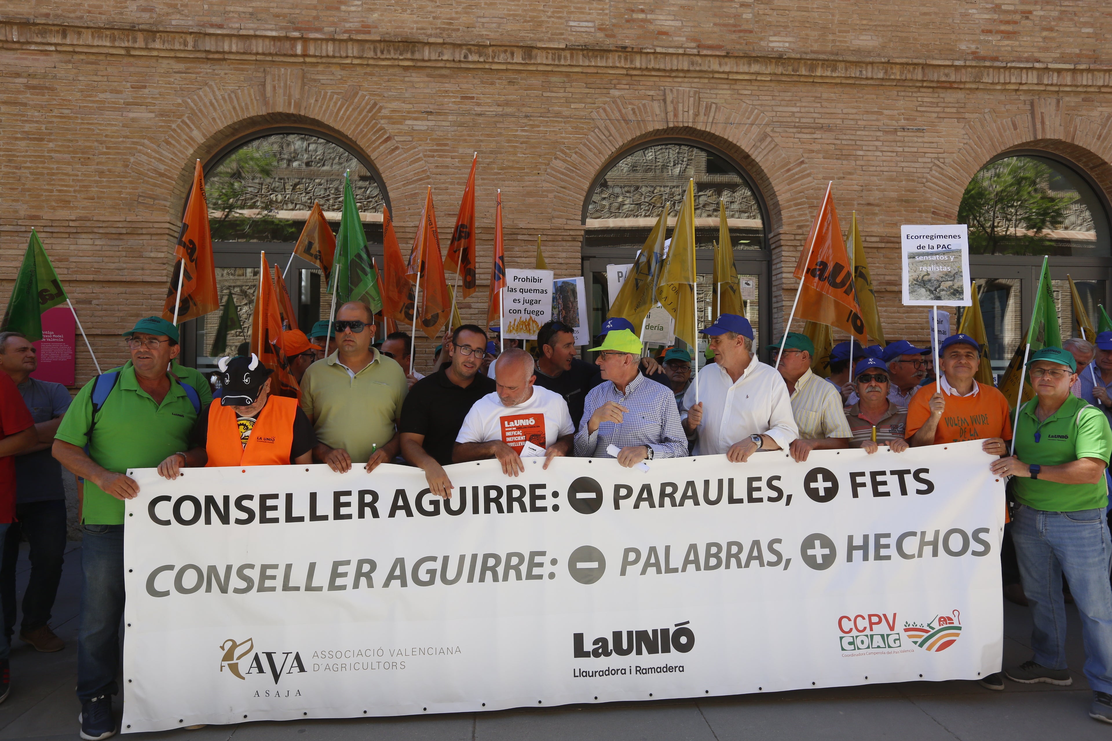 Protesta de agricultores frente a la Conselleria, en imágenes