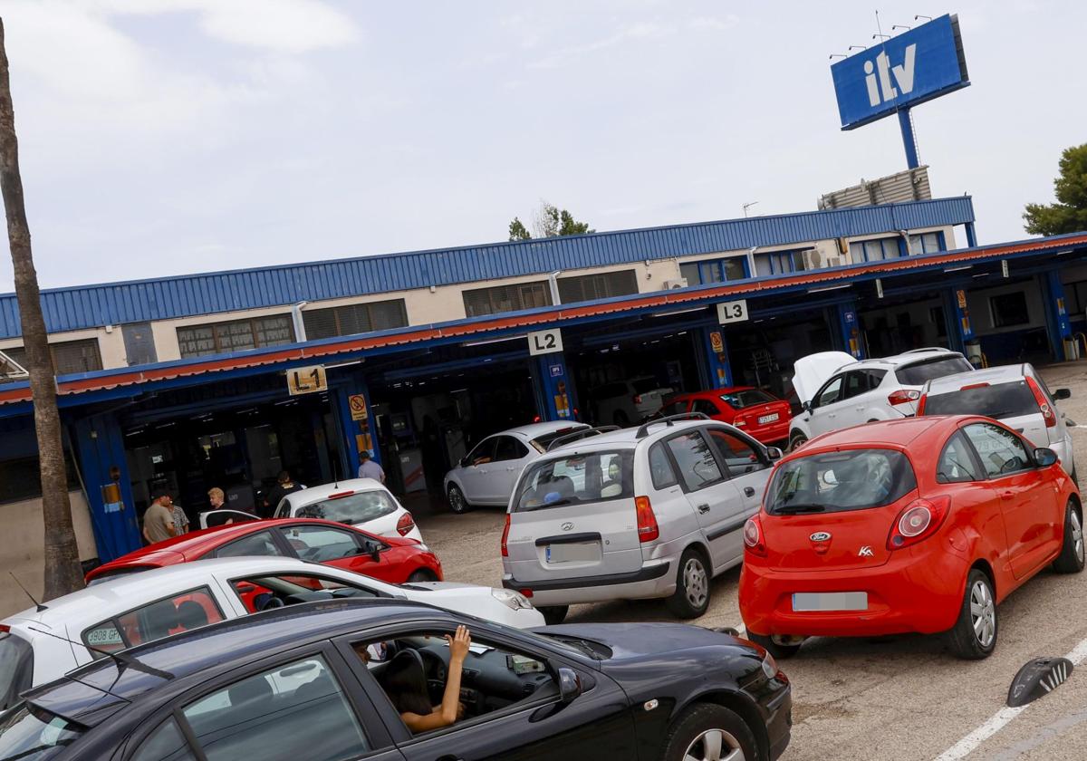 Fila de vehículos en una estación valenciana.