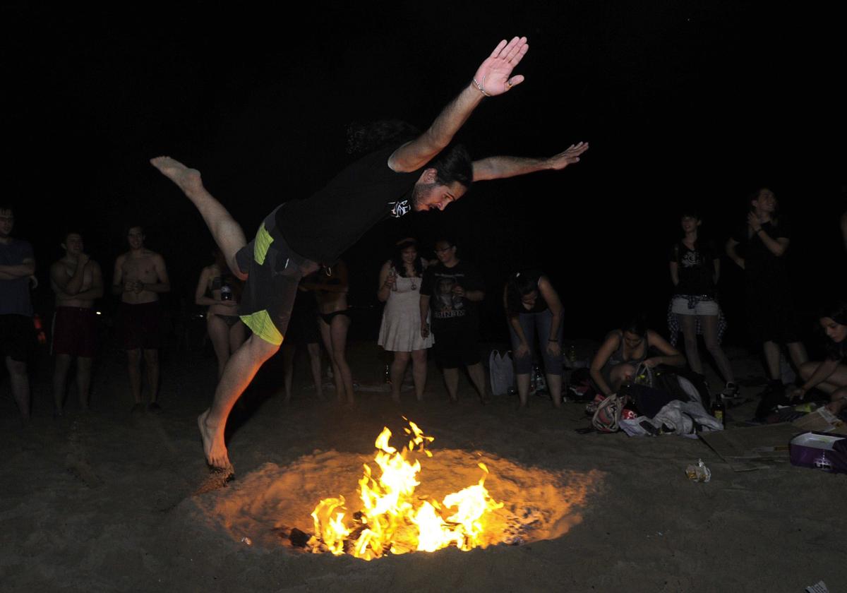 Celebración de la noche de San Juan en una playa de Alicante, en una imagen de archivo.