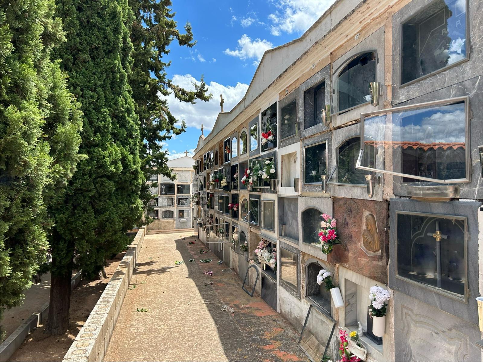 Daños en nichos del Cementerio municipal de La Font de la Figuera.