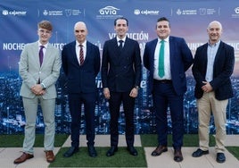 Francisco Segura, junto a los premiados en la VII Noche de automoción y movilidad de la Comunitat Valenciana.