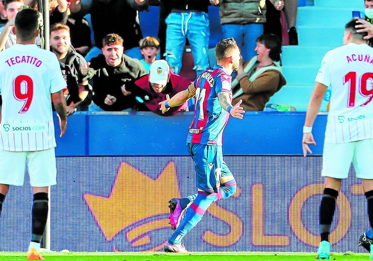 José Luis Morales celebra un gol con el Levante en 2022.