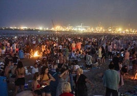 Hogueras de San Juan en la playa de la Malvarrosa de Valencia.