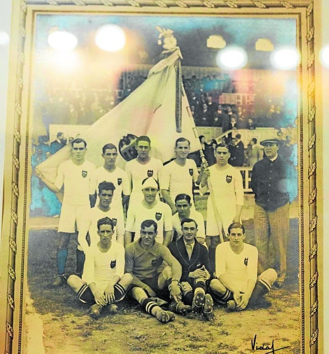 La fotografía del primer ascenso, en un lugar privilegiado.