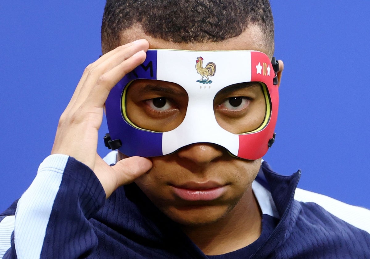 Mbappé, con la máscara durante un entrenamiento con Francia.