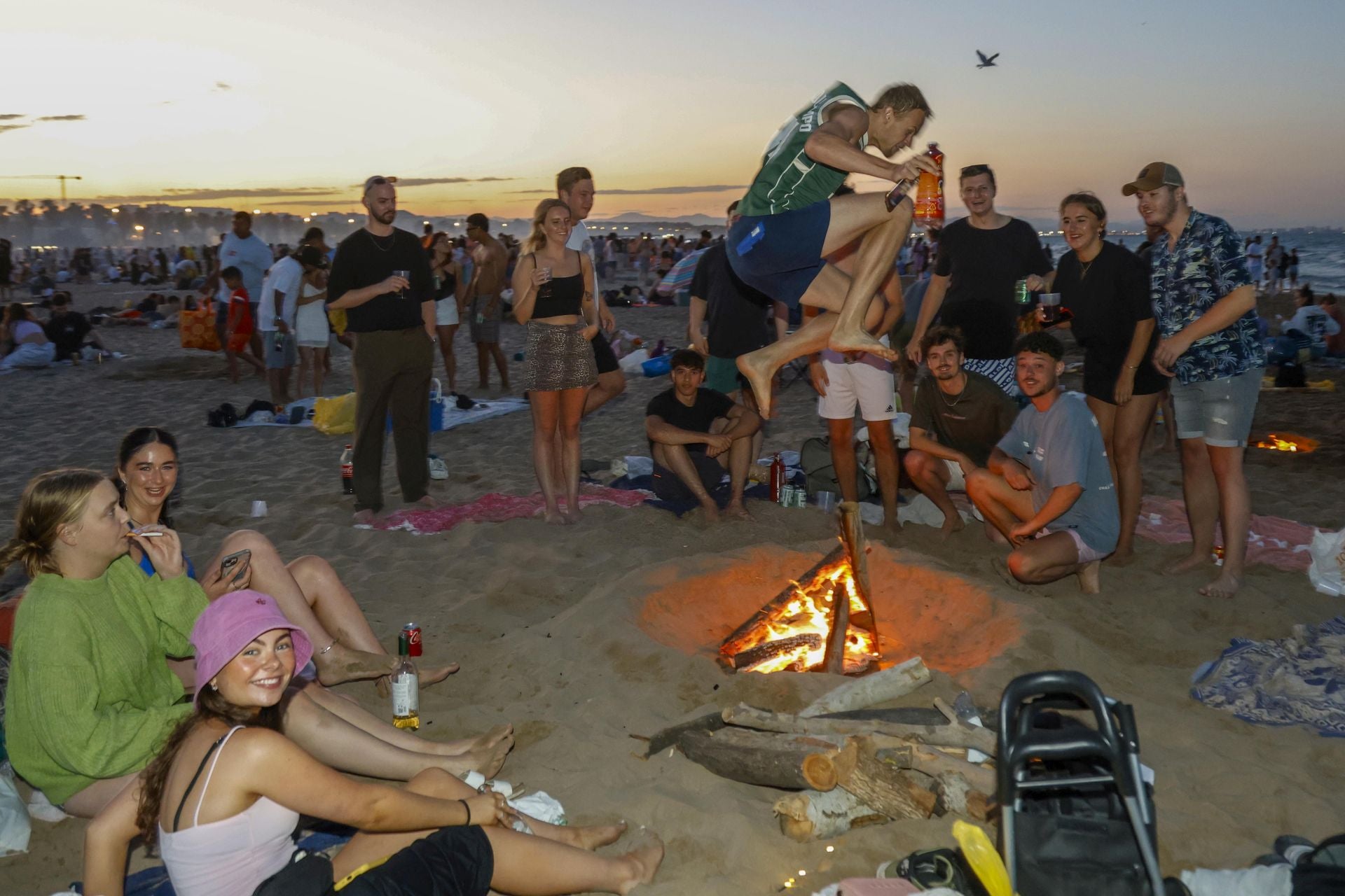 La noche de San Juan en Valencia, en imágenes