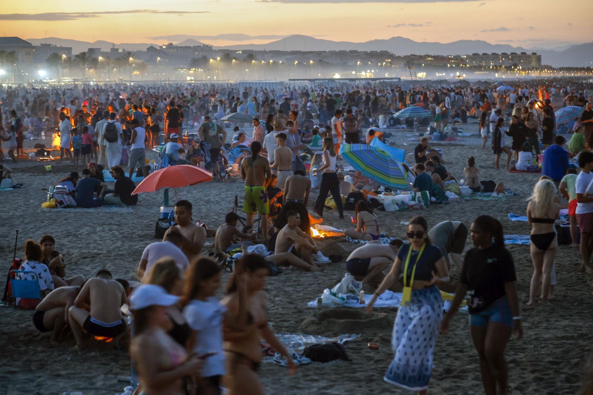 La noche de San Juan en Valencia, en imágenes