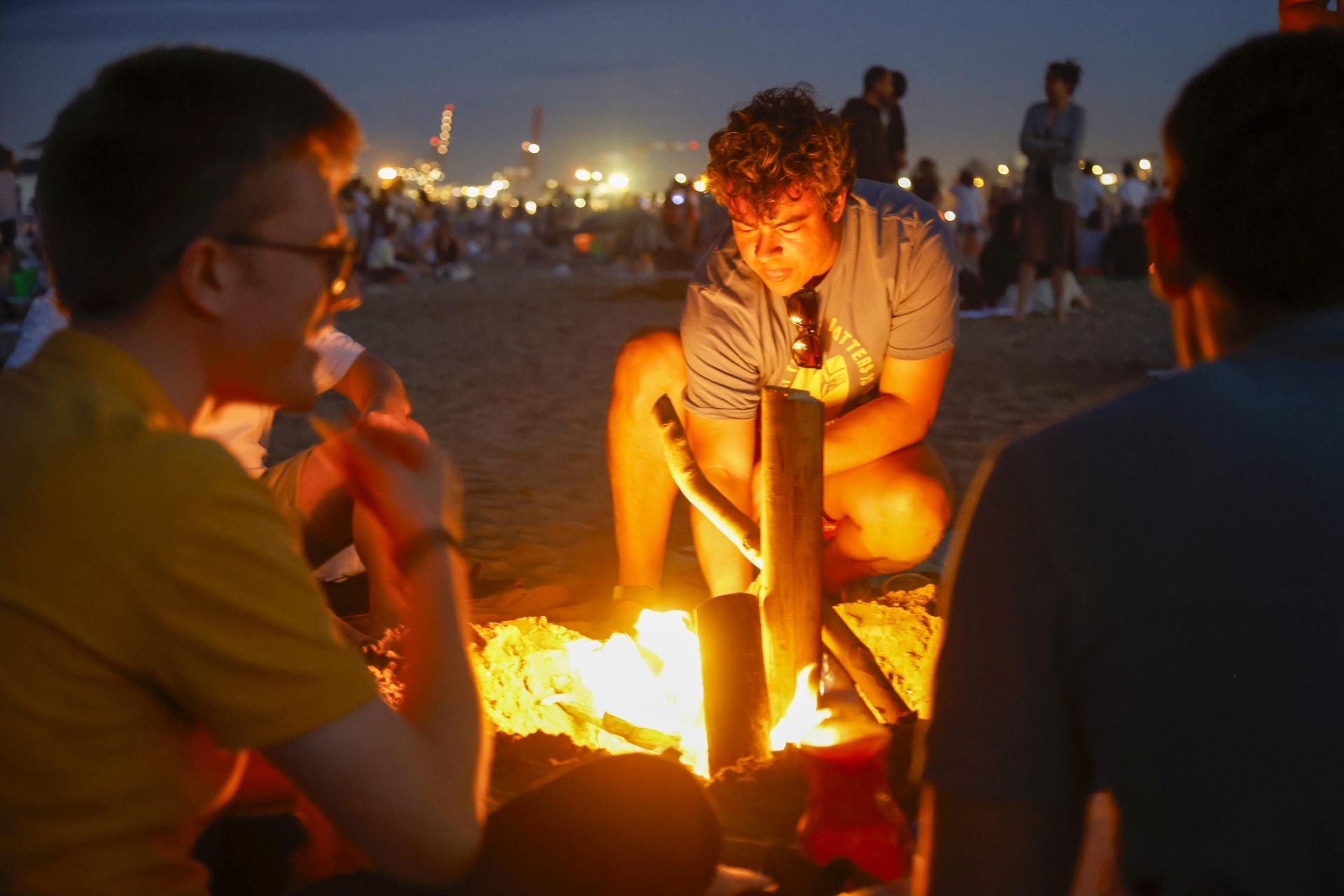 La noche de San Juan en Valencia, en imágenes