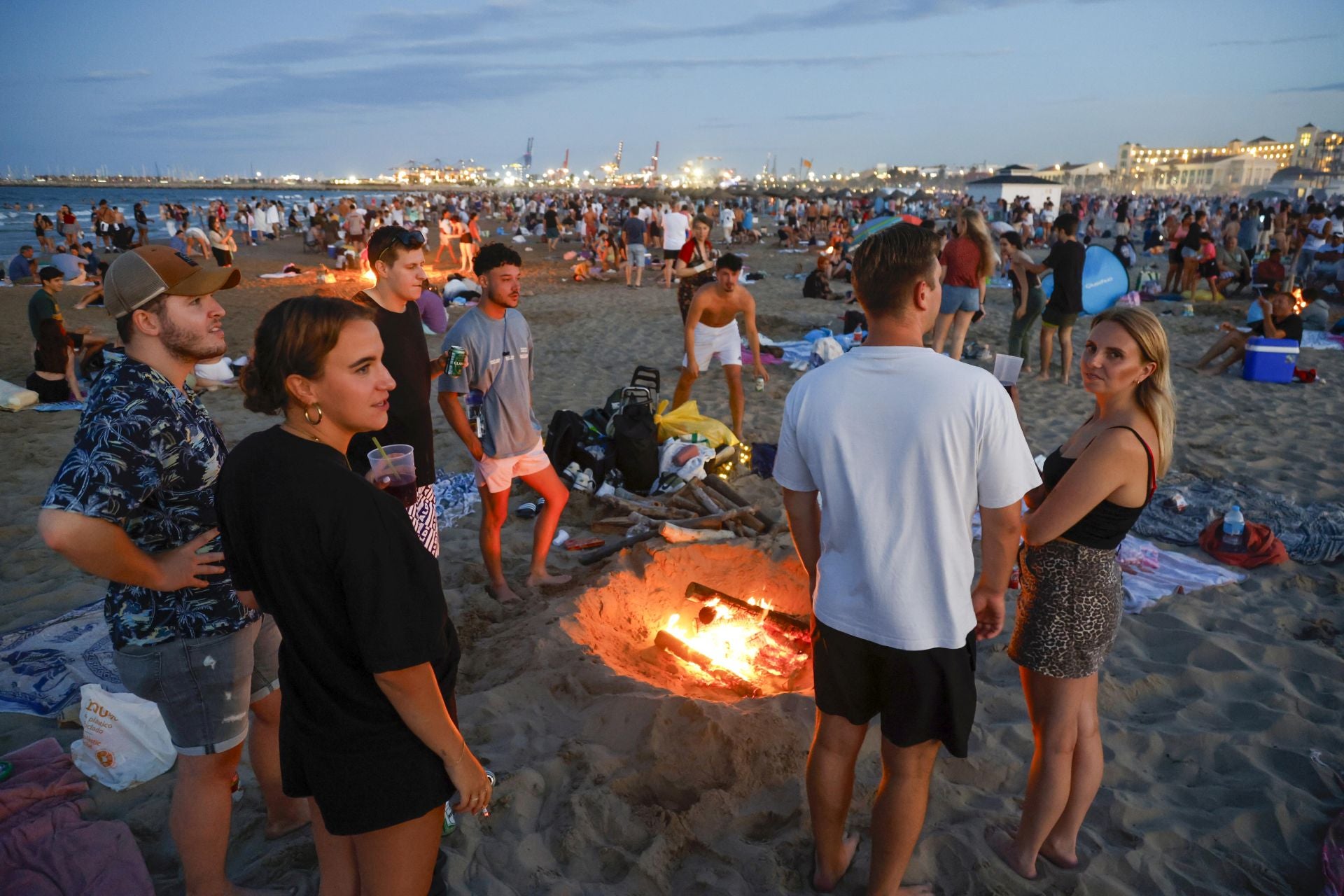 La noche de San Juan en Valencia, en imágenes